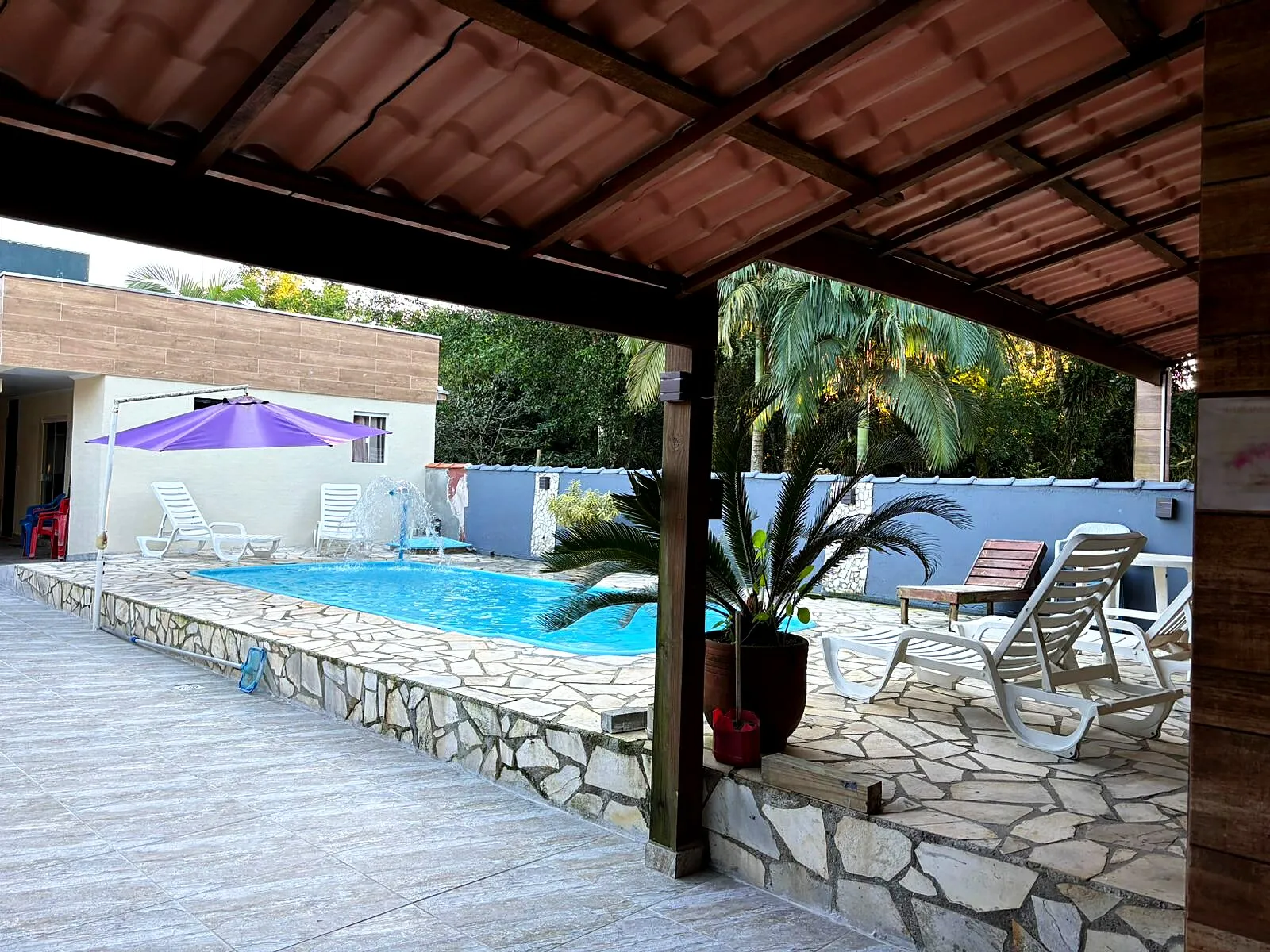 Piscina e área de descanso lateral
