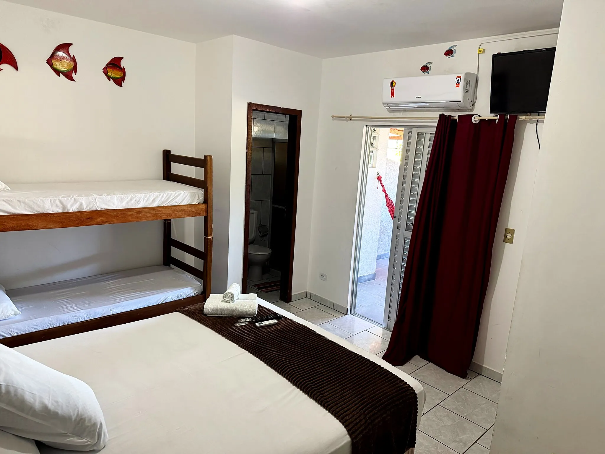 Outro ângulo do quarto com beliche