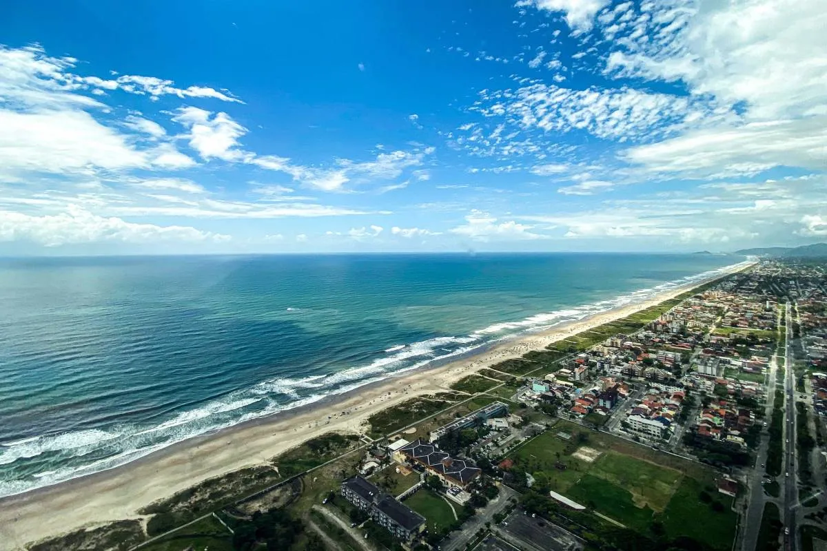 Praia ao entardecer no litoral do Paraná